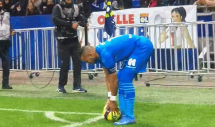 致敬李惠堂，赞助商犀旺送给魏祥鑫一颗柚子足球（向李惠堂致敬，赞助商犀旺向魏祥鑫赠送柚子足球）