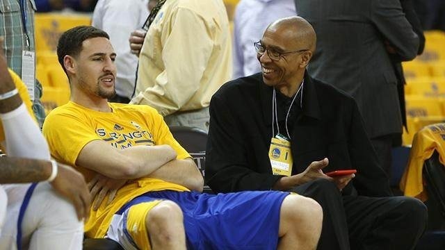 上海申花迎建队32周年纪念日，俱乐部官方发布庆贺海报（上海申花建队32周年之际，俱乐部发布纪念海报）