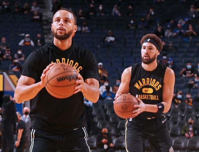 梦幻联动！T1四人组造访拜仁主场，领取印有自己名字的拜仁队服（梦幻合作！T1四将做客拜仁主场，获赠印有姓名的拜仁战袍）